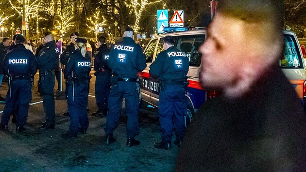 Anfang Dezember 2017 soll u.a. dieser Verdächtige die 43-Jährige in Wien attackiert haben. (Bild: APA/EXPA/SEBASTIAN PUCHER, LPD Wien, krone.at-Grafik)