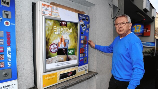 Trafikant Andreas Müller vor dem ruinierten Zigarettenautomat (Bild: Siegfried Ullrich)