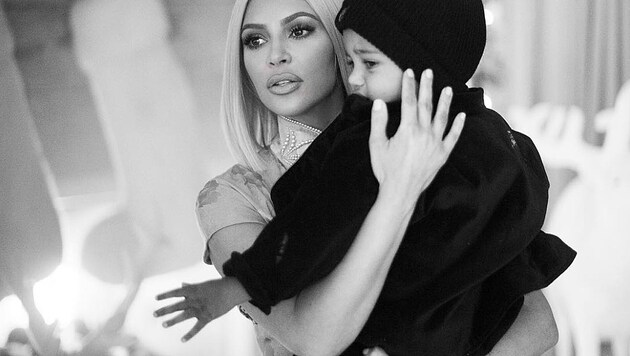 Kim Kardashian mit Söhnchen Saint (Bild: instagram.com/kimkardashian)