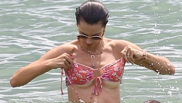 Hoppla! Da muss Alessandra Ambrosio aufpassen, dass ihr der Busen nicht aus dem Bikini flutscht. (Bild: www.PPS.at)