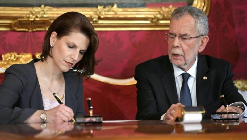 Karoline Edtstadler mit Alexander Van der Bellen bei ihrer Angelobung als Staatssekretärin (Bild: APA/Roland Schlager)