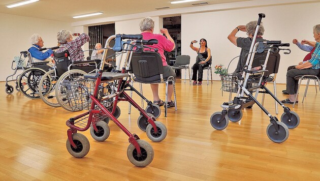 Bewegungseinheiten mit Pflegeheimbewohnern: ein Beispiel für die Aktion 20.000 (Bild: Christof Birbaumer (Symbolfoto))