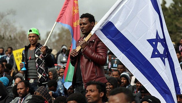 Afrikanische Flüchtlinge protestieren gegen Israels Asylpolitik. (Bild: AFP)