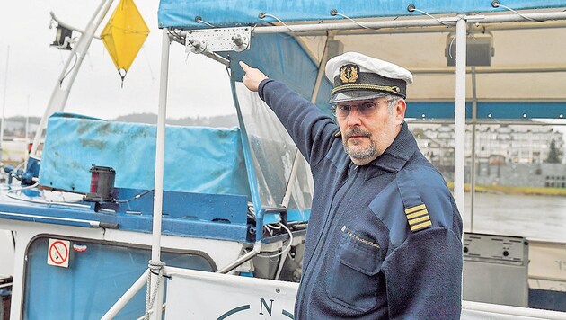 Kapitän Thomas Freudenthaler zeigt, wo die Überwachungskameras montiert waren. (Bild: Harald Dostal)
