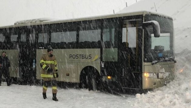 Mit einem Postbus blieb ein Lenker auf der Hochkönig Straße hängen. Die Feuerwehr half. (Bild: Feuerwehr Mühlbach am Hochkönig)