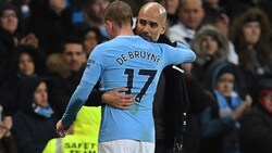 Pep Guardiola spricht ein Machtwort: Kevin De Bruyne bleibt bei Manchester City! (Bild: APA/AFP/Paul ELLIS)