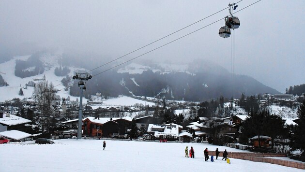 In Kitzbühel mussten Skifahrer aus den Gondeln geborgen werden. (Bild: Köchler / ZOOM Georg)