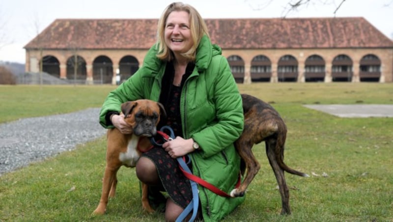 Außenministerin Karin Kneissl mit ihren Hunden "Winston" und "Jackie" (Bild: APA/ROLAND SCHLAGER)