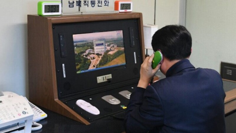 Ein südkoreanischer Regierungsbeamte überprüft die Telefonverbindung nach Nordkorea. (Bild: AP)