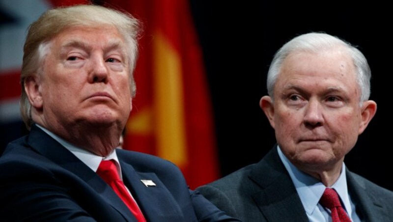 US-Präsident Trump mit Justizminister Jeff Sessions (Bild: AP)