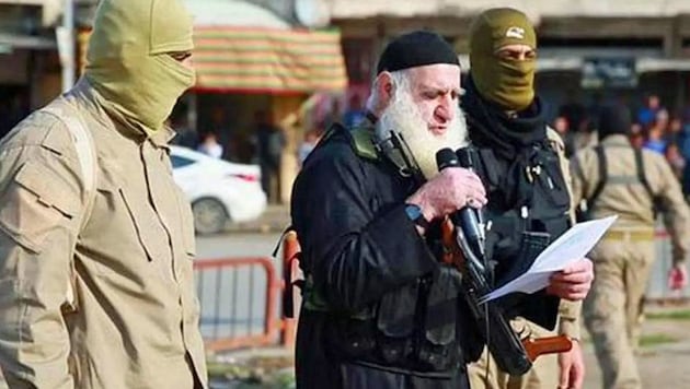 In zahlreichen IS-Hinrichtungsvideos spielte Abu Omer eine zentrale Rolle. (Bild: twitter.com)