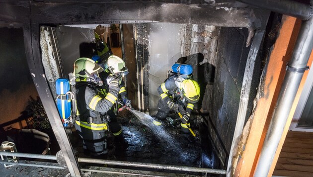 40 Feuerwehrleute waren bei dem Balkonbrand in Asten im Einsatz. (Bild: FOTOKERSCHI.AT/KERSCHBAUMMAYR)