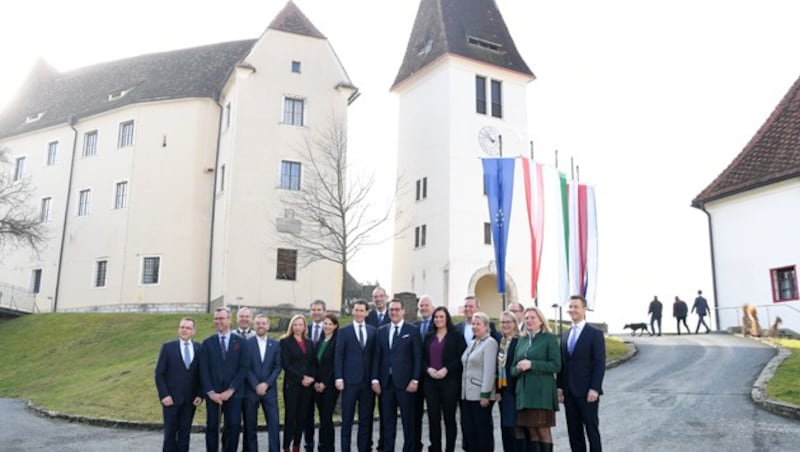 Gruppenfoto im Rahmen der Regierungsklausur in Seggauberg (Bild: APA/ROLAND SCHLAGER)