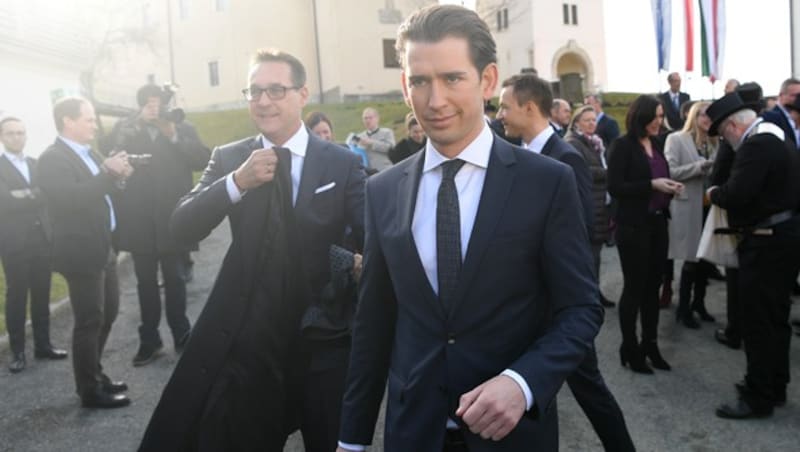 Vizekanzler Heinz-Christian Strache (l.) und Kanzler Sebastian Kurz (Bild: APA/ROLAND SCHLAGER)