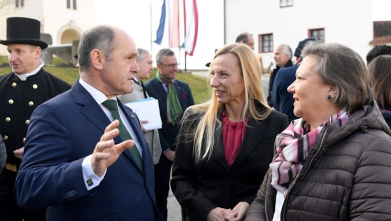 Nationalratspräsident Wolfgang Sobotka, Frauenministerin Juliane Bogner-Strauß und die Dritte Nationalratspräsidentin Anneliese Kitzmüller (Bild: APA/Roland Schlager)