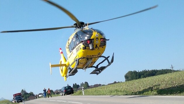 Der Rettungshubschrauber (Symbolbild) flog einen verletzten Radler (59) ins Krankenhaus nach Ried. (Bild: FF Ohlsdorf)