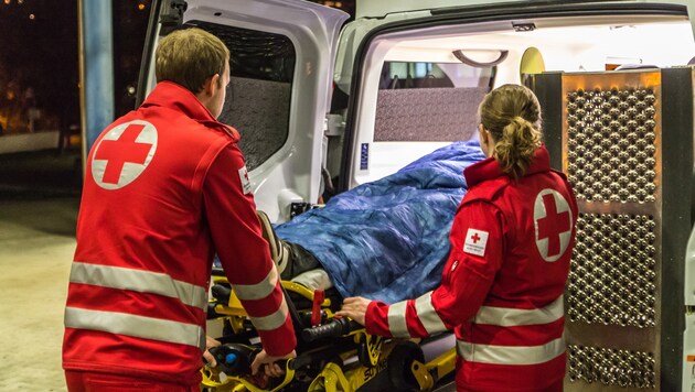 Viel Glück hatte eine Fußgängerin in Vöcklabruck. Die 59-Jährige wurde von einem Auto überrollt. (Bild: Österreichisches Rotes Kreuz / Lv Tirol / Dokuteam Schwaz / Andr)