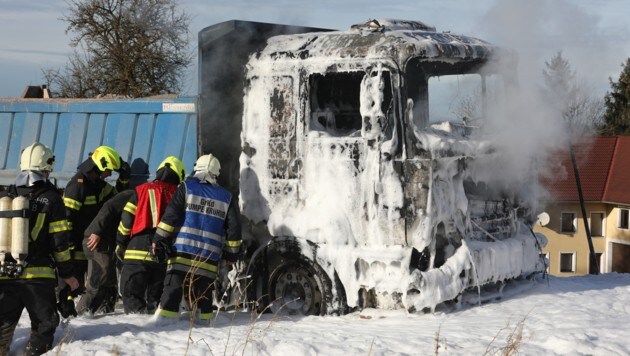 In Kremsmünster brannte ein Lkw völlig aus. (Bild: laumat.at / Matthias Lauber)