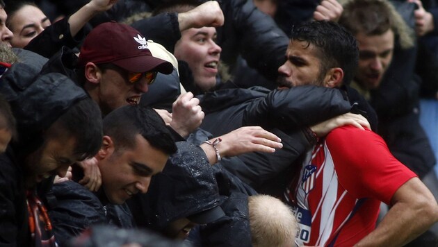 Costa feiert, schon vorbelastet (Bild: AFP)