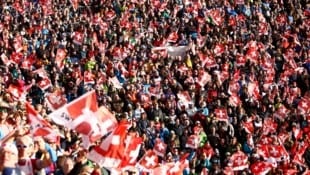 Im Hexenkessel Adelboden beginnen am Samstag mit dem Slalom die Wochen der Super-Klassiker im Herren-Weltcup. (Bild: AP)