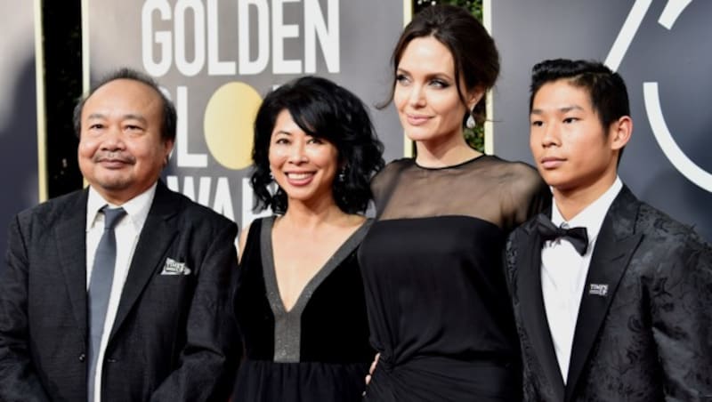 Angelina Jolie mit Filmemacher Rithy Panh, Aktivistin Loung Ung und ihrem Sohn Pax bei den Golden Globes (Bild: 2018 Getty Images)