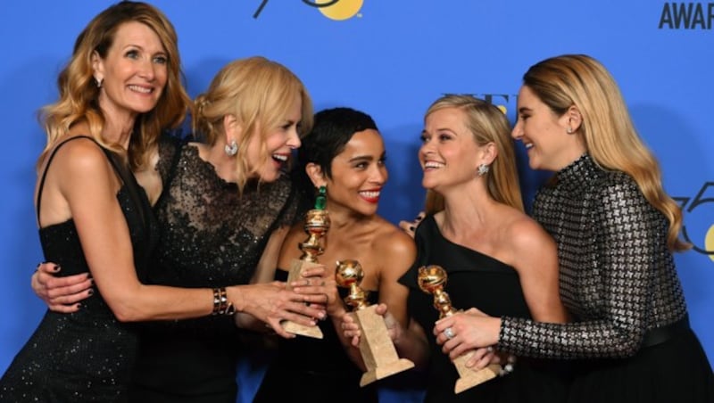 Laura Dern, Nicole Kidman, Zoe Kravitz, Reese Witherspoon und Shailene Woodley mit dem Golden Globe für "Big Little Lies" (Bild: 2018 Invision)