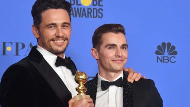 James Franco mit Dave Franco und seiner Trophäe als "Bester Hauptdarsteller in einer Komödie" (Bild: AFP or licensors)