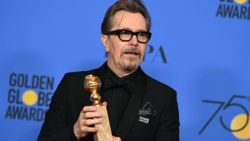 Gary Oldman mit seinem Golden Globe für die Rolle in "Darkest Hour" (Bild: 2018 Invision)