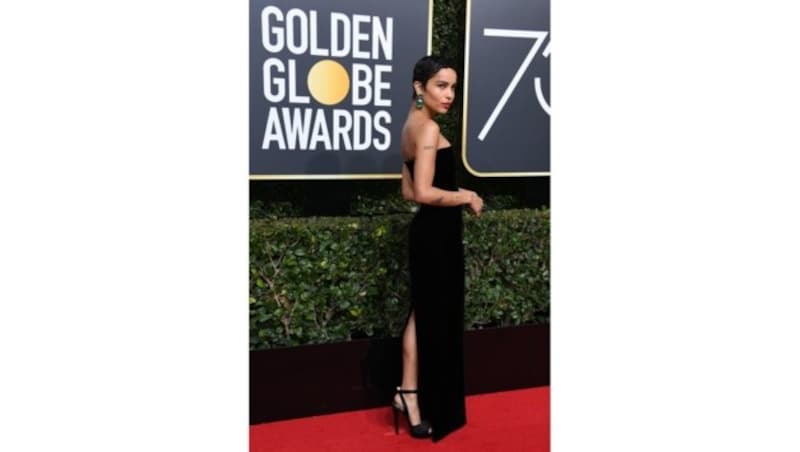 Zoe Kravitz in einem schlichten schwarzen schulterfreien Kleid (Bild: AFP)