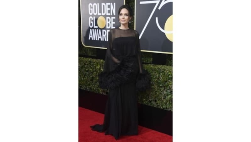 Angelina Jolie trug an diesem Abend eine Schwarze Robe mit Federärmeln von Atelier Versace. (Bild: 2018 Getty Images)