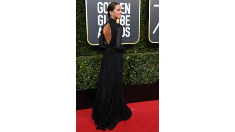 Alicia Vikander zeigte viel Rücken in ihrer Robe von Louis Vuitton. (Bild: AFP or licensors)