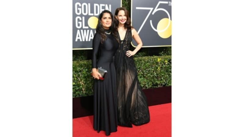 Salma Hayek und Ashley Judd ließen ebenfalls die Farbe Schwarz für sich sprechen. (Bild: AFP)