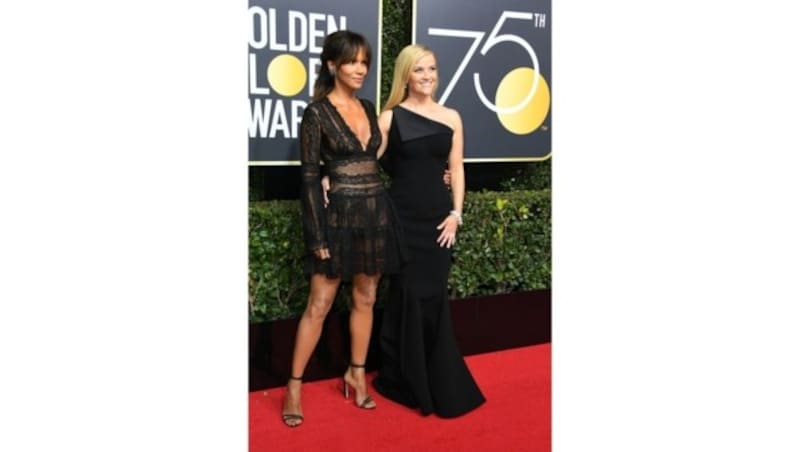 Halle Berry in Zuhair Murad und Reese Witherspoon in Zac Posen (Bild: AFP or licensors)