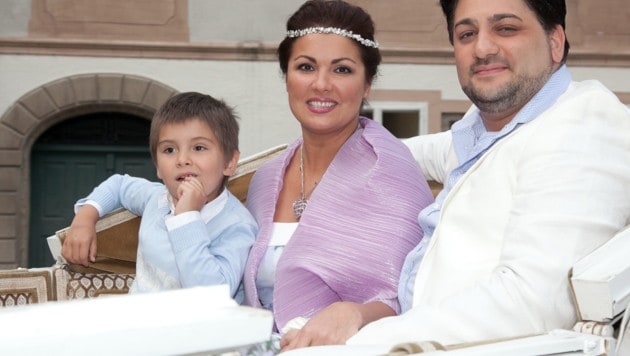 Anna Netrebko mit Sohn Tiago nach ihrer Verlobung im Jahr 2014 mit Ehemann Yusif Eyvazov in Salzburg (Bild: www.pps.at)