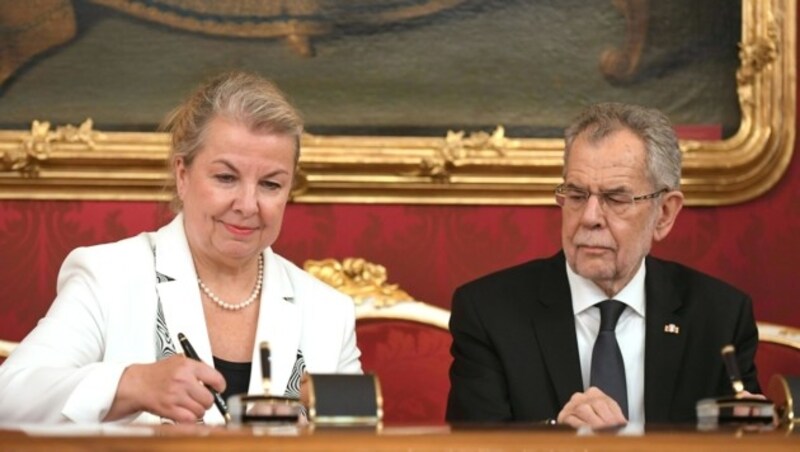 Sozialministerin Beate Hartinger (FPÖ) und Bundespräsident Alexander Van der Bellen (Bild: APA/ROLAND SCHLAGER)