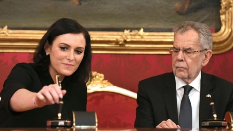 Umweltministerin Elisabeth Köstinger (ÖVP) und Bundespräsident Alexander Van der Bellen (Bild: APA/ROLAND SCHLAGER)