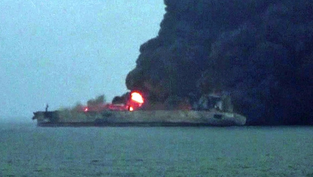 Der iranische Tanker "Sanchi" mit 163.000 Tonnen Öl an Bord steht in Flammen. (Bild: AFP)
