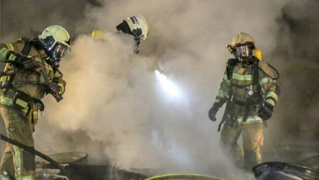 Durch den dichten Rauch konnten die Feuerwehrmänner beim Löschen fast nichts sehen. (Bild: Markus Tschepp)