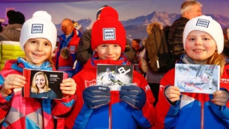 Autogramme eingeheimst: Elisa, Simon und Diana kämpften sich von Shiffrin bis Schild durch (Bild: Gerhard Schiel)