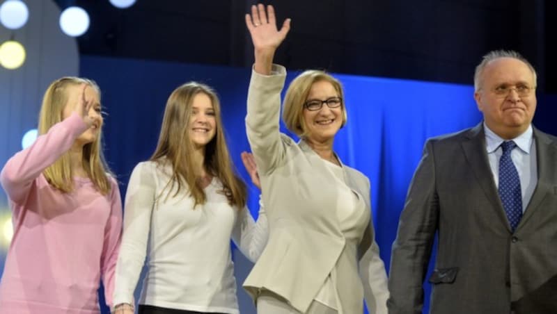 Johanna Mikl-Leitner mit ihren Töchtern Larissa und Anna sowie ihrem Ehemann Andreas (Bild: APA/HERBERT PFARRHOFER)