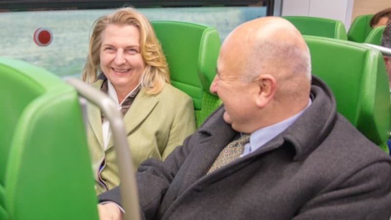 Außenministerin Karin Kneissl im Zug am Weg nach Bratislava (Bild: PHOTONEWS.AT/GEORGES SCHNEIDER)