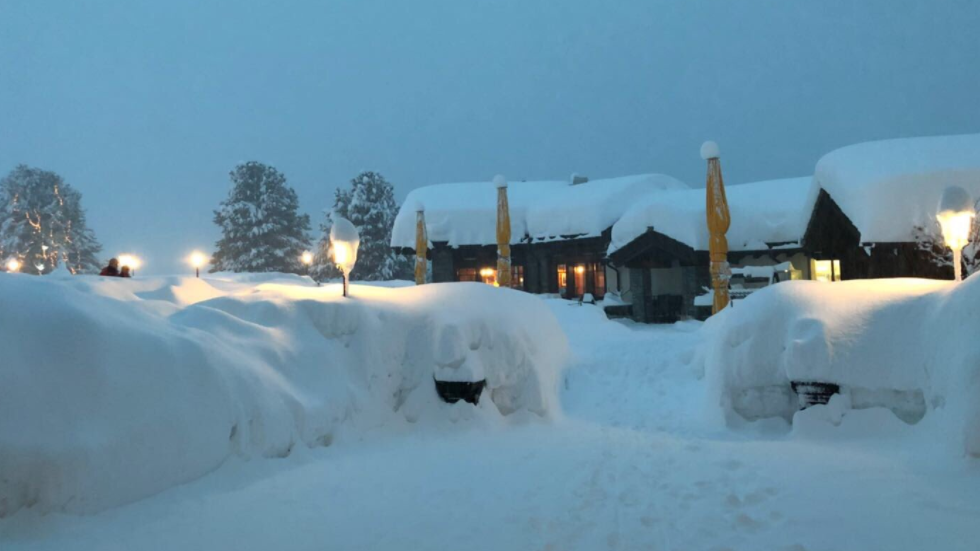 Das Wallis versinkt im Schnee. Verkehrswege sind unterbrochen, Dörfer zum Teil nicht erreichbar. (Bild: twitter.com)