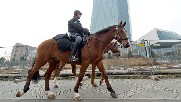 Berittene Polizei bei der Europäischen Zentralbank in Frankfurt (Bild: APA/dpa/Boris Roessler)