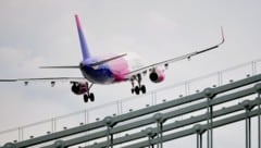 Symbolflieger von Wizz Air (Bild: AFP)