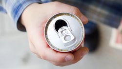 Vorgesehen ist ein generelles Verkaufsverbot für Energydrinks in Schulen, Gesundheitseinrichtungen und Kinderheimen. (Bild: stock.adobe.com)