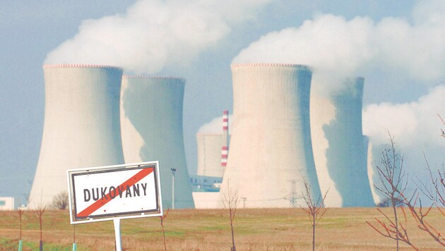 Die Risiko-Atommeiler von Dukovany sind kaum 30 Kilometer von Wien entfernt: Jetzt sollen zwei hinzukommen - geplant war nur ein weiterer „Turm“  (Fotomontage). (Bild: VOTAVA/dpa, Krone KREATIV)