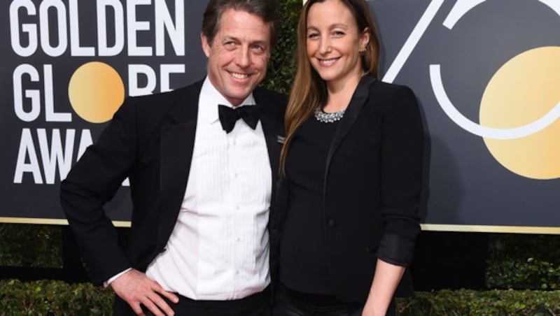 Hugh Grant mit Anna Eberstein bei den Golden Globes (Bild: 2018 Invision)