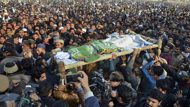 Aufruhr bei der Beerdigung des Mädchens in Pakistan (Bild: AP)