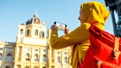 Touristin vor dem Kunsthistorischen Museum (Bild: stock.adobe.com)