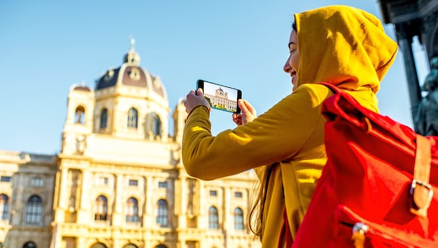 Touristin vor dem Kunsthistorischen Museum (Bild: stock.adobe.com)